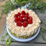 Midsummer cake with strawberries and meringues