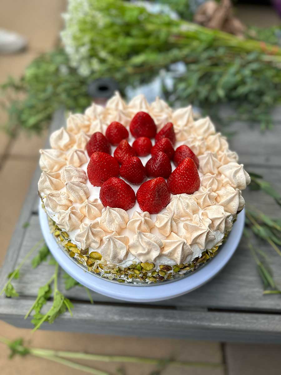 Midsummer cake with strawberries and meringues